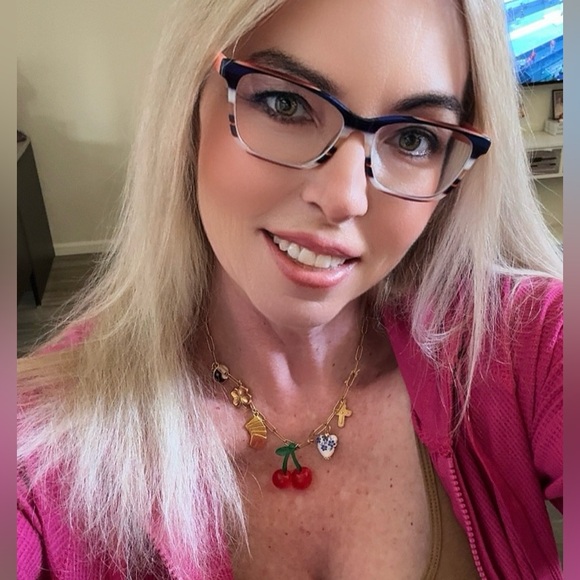 Meet your Posher, Kelly! - Picture 1 of 3